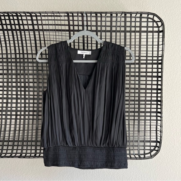 Frame Pleat V-neck Top In Noir - Picture 1 of 8